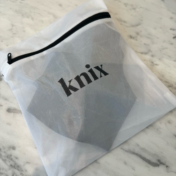 Knix Pullover Size XXS in Color black Style Code KXBRA104 with Zip Travel pouch - Picture 5 of 5